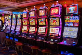 Antarmuka aplikasi mobile granbet menampilkan slot Aviator, Sweet Bonanza, dan Gates of Olympus